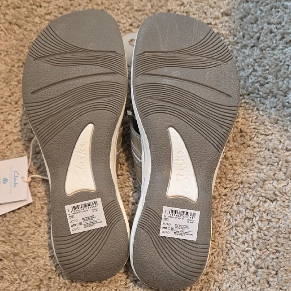 Clarks CloudStepper Tan Adjustable Sandals FlipFlop Cushion Soft Sz 9 - Picture 4 of 6